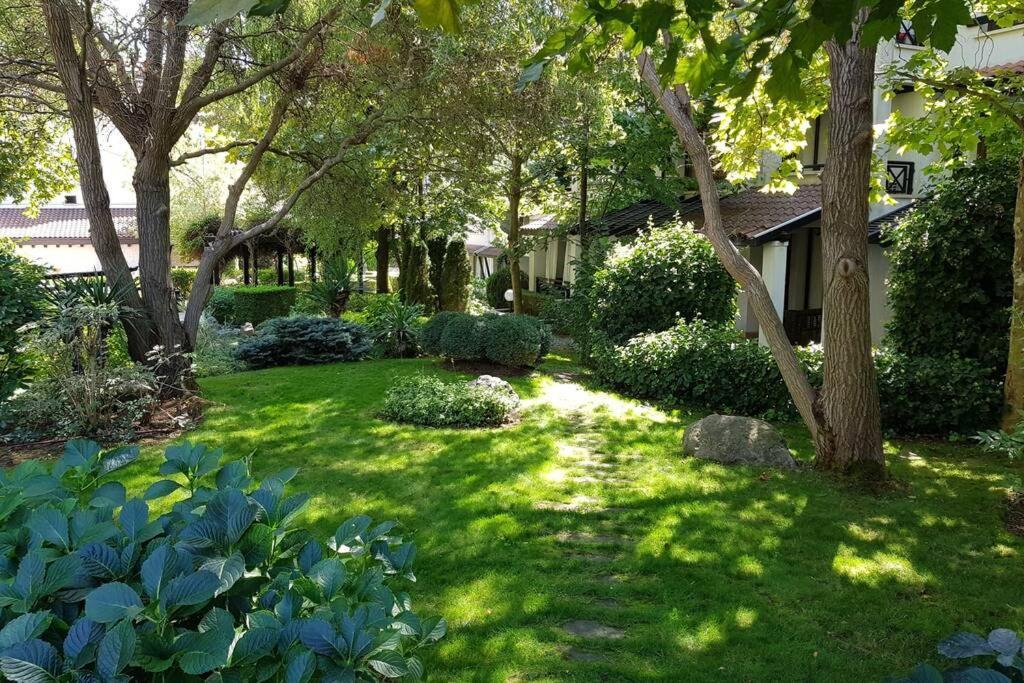 Apartment In The Picturesque Oasis Resort & Spa Lozeneț Exterior foto
